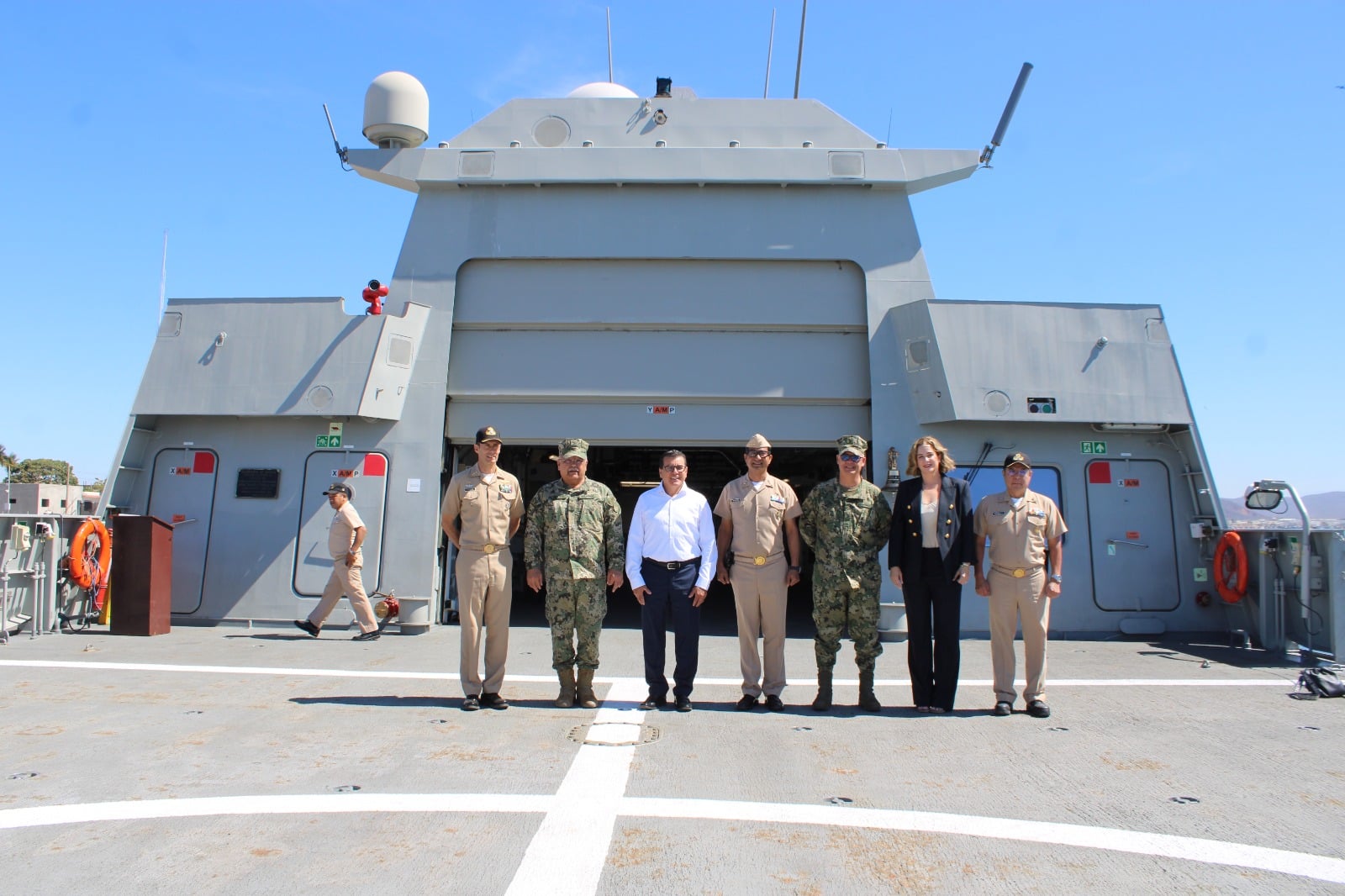 Édgar González Zataráin visita el buque de guerra “Benito Juárez”