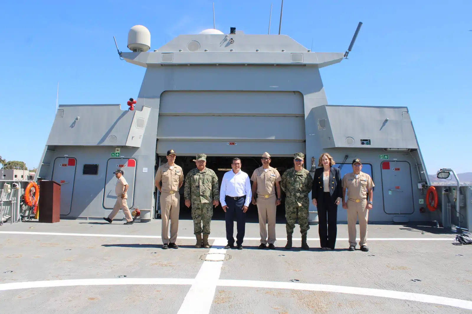 Édgar González Zataráin visita el buque de guerra “Benito Juárez”