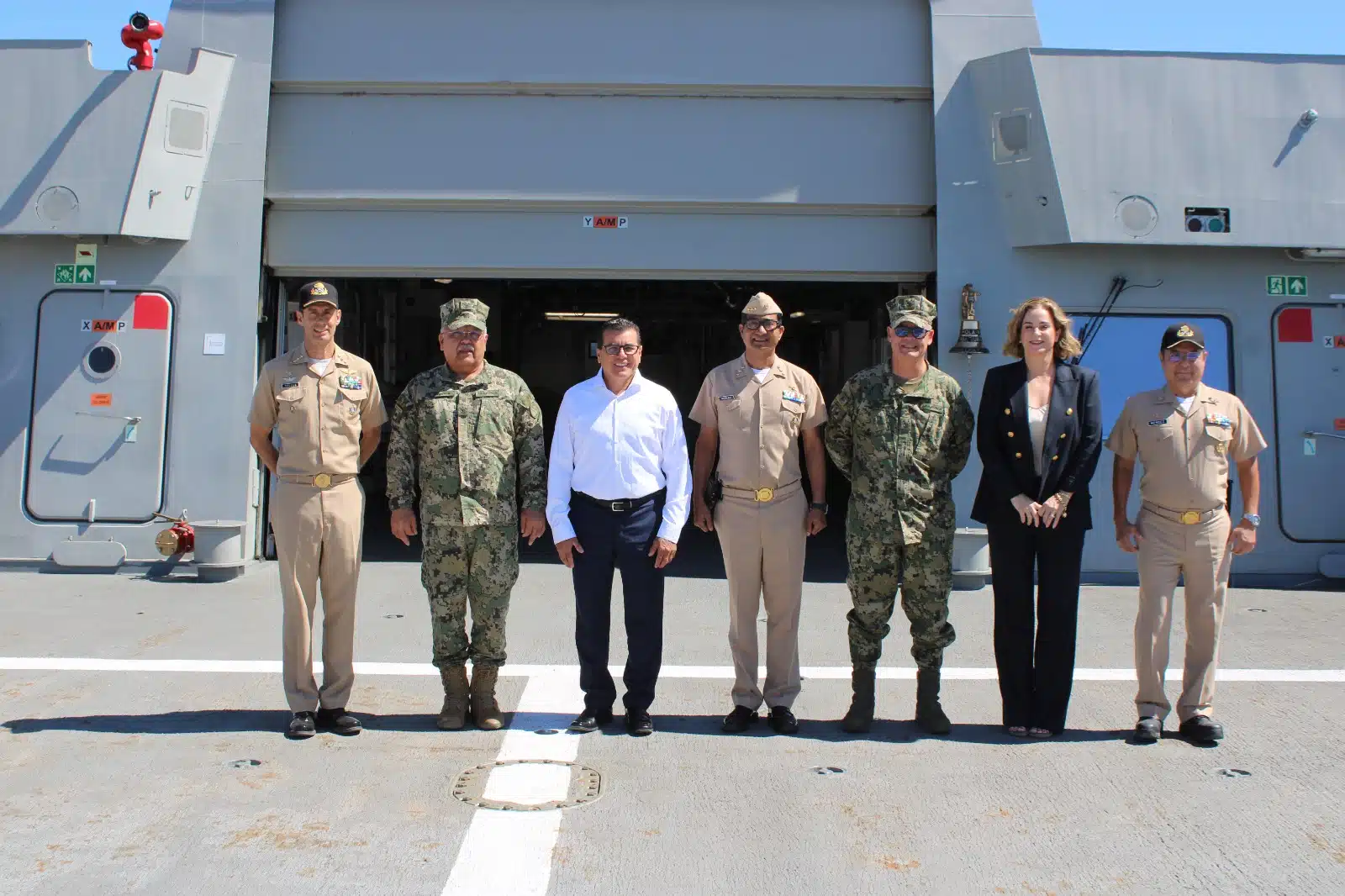 Édgar González Zataráin visita el buque de guerra “Benito Juárez”