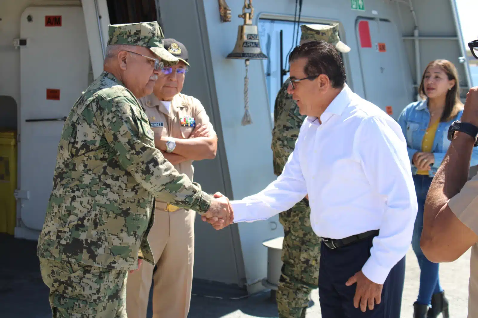 Édgar González Zataráin visita el buque de guerra “Benito Juárez”