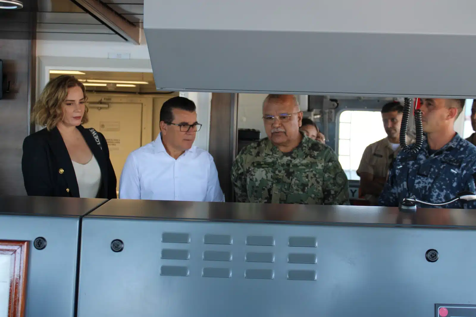 Édgar González Zataráin visita el buque de guerra “Benito Juárez”