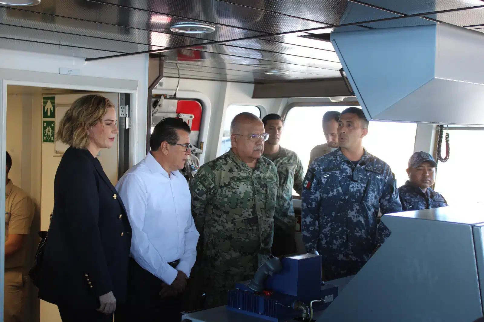 Édgar González Zataráin visita el buque de guerra “Benito Juárez”