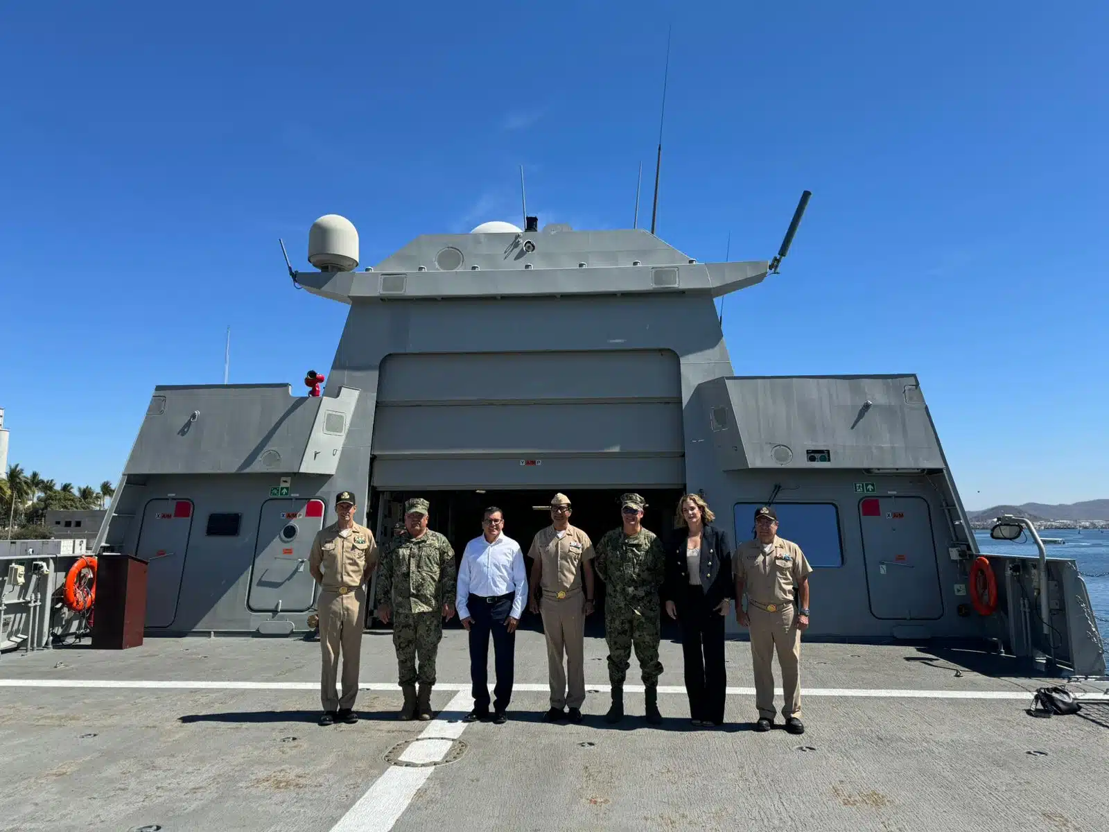 Édgar González Zataráin visita el buque de guerra “Benito Juárez”