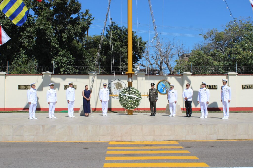 autoridades navales, militares y civiles en conmemoración
