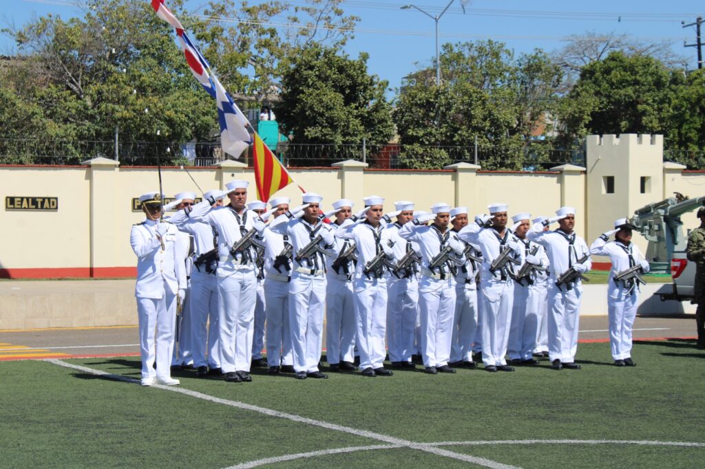 autoridades navales, militares y civiles en conmemoración