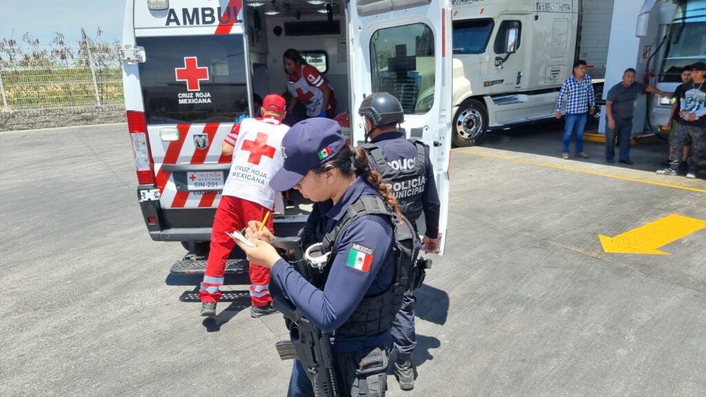 Paramédicos de la Cruz Roja atienden a lesionado de herida
