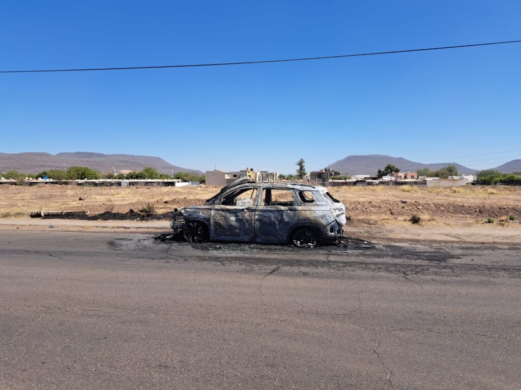 Camioneta incendiada en Culiacán