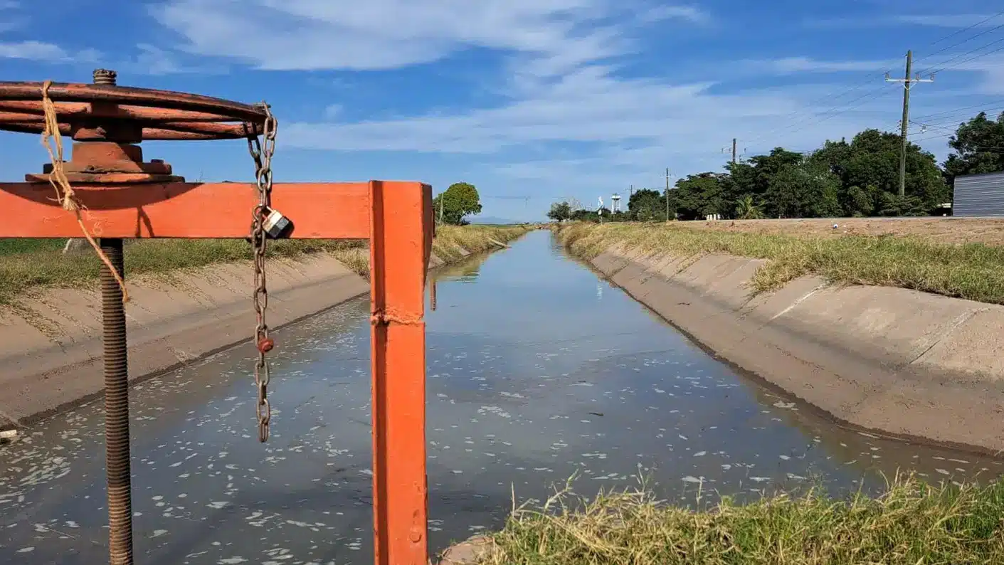 Canal de agua para riego en Ahome