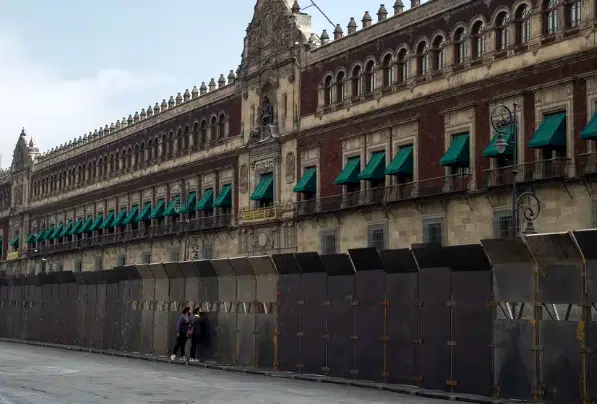 Blindan Palacio Nacional ante protestas de Ayotzinapa