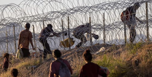 Migrantes cruzando la frontera