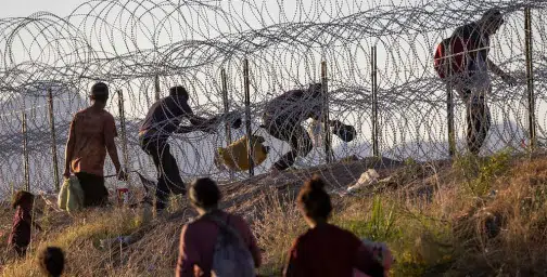 Migrantes cruzando la frontera