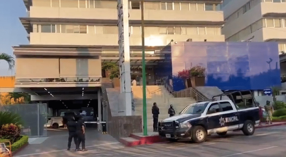 Policias vigilando hospital en Cuernavaca