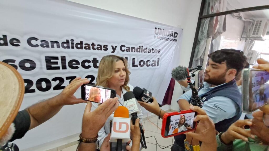 Carla Úrsula Corrales Corrales se registró esta tarde ante el partido Morena como candidata a la presidencia municipal.