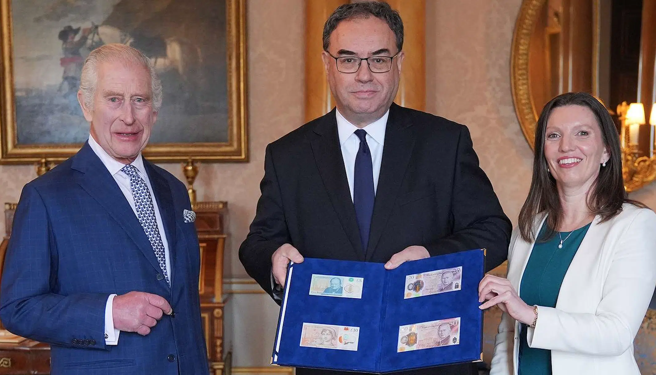 Carlos III presenta los nuevos billetes con su rostro