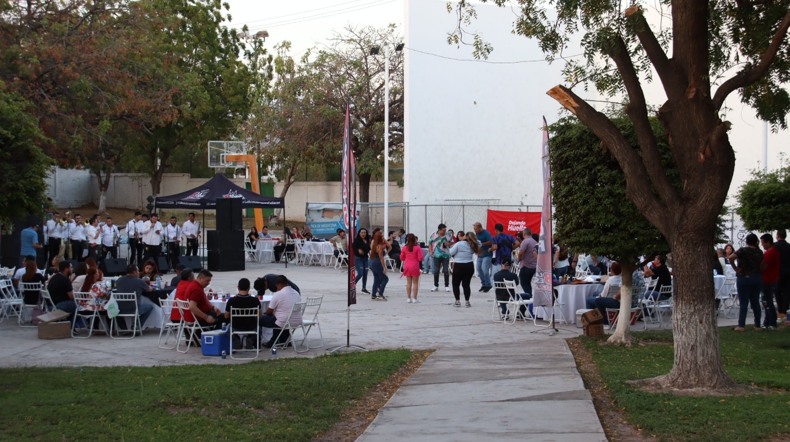 Carne asada a radioescuchas de La Bestia 102.5 FM en Culiacán