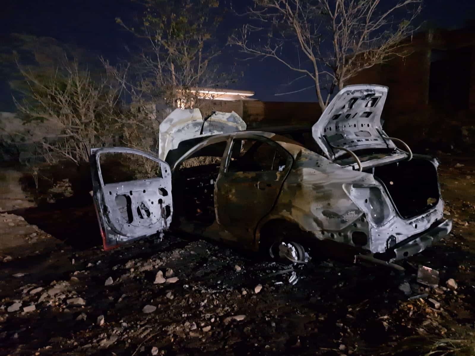 El automóvil fue incendiado de manera intencional.
