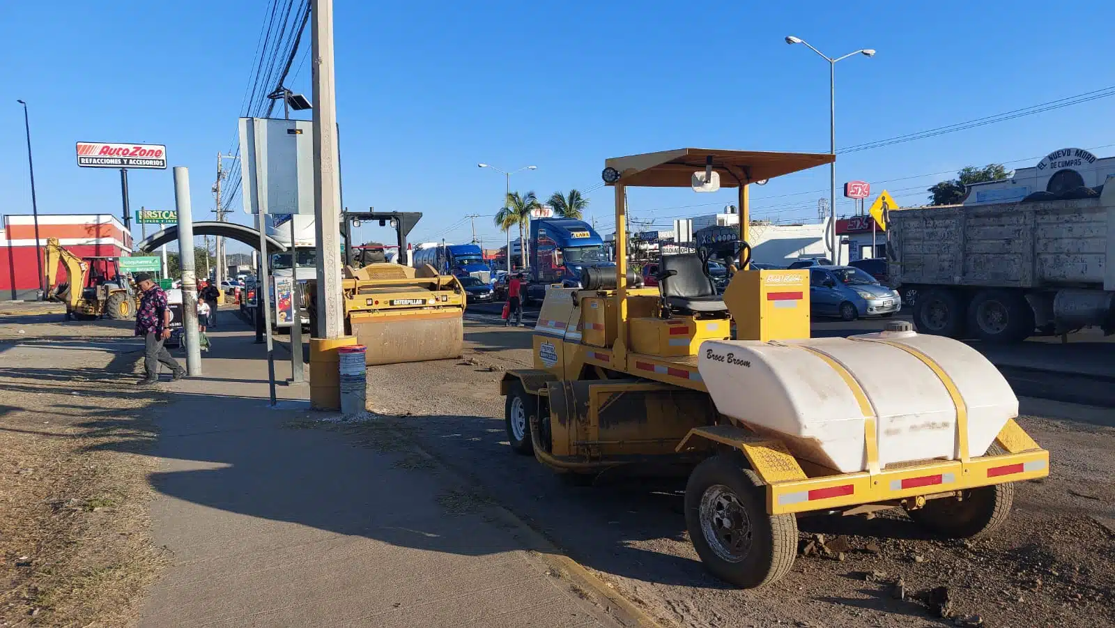 Carros por la avenida Juan Pablo segundo donde comenzaron obras donde será el desnivel sobre el Libramiento Luis Dolando Colosio en Mazatlán