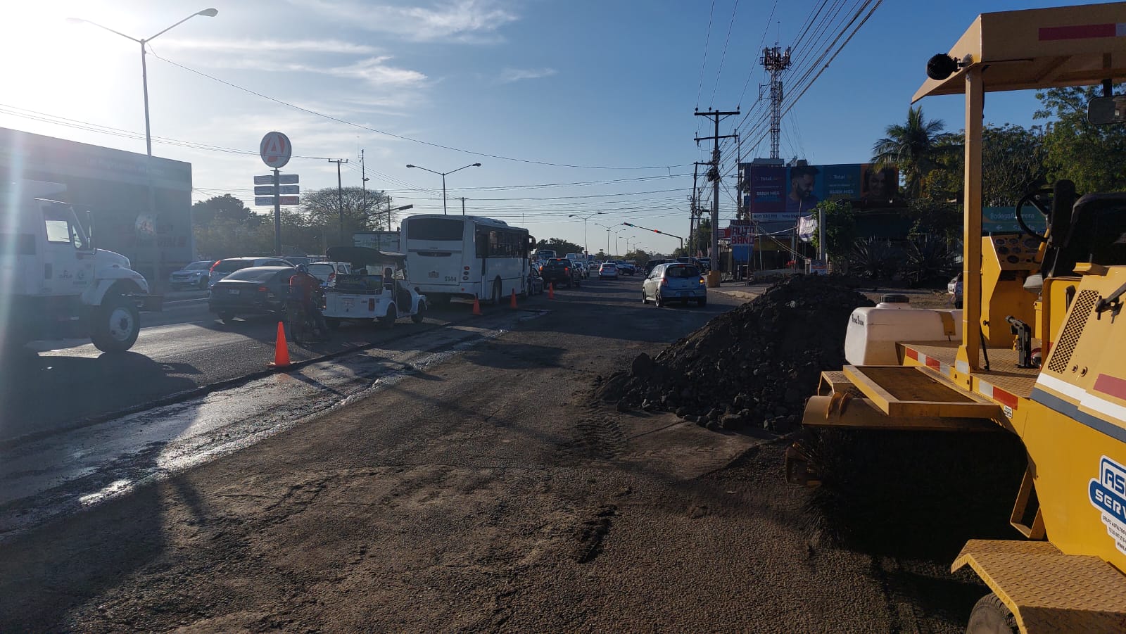 Carros por la avenida Juan Pablo segundo donde comenzaron obras donde será el desnivel sobre el Libramiento Luis Dolando Colosio en Mazatlán