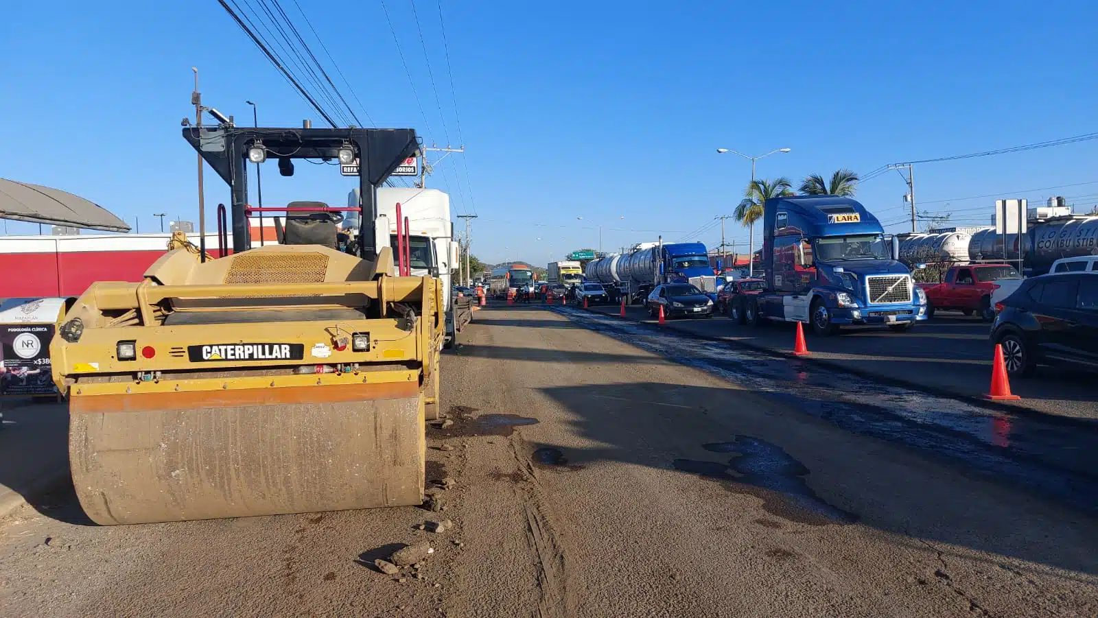 Carros por la avenida Juan Pablo segundo donde comenzaron obras donde será el desnivel sobre el Libramiento Luis Dolando Colosio en Mazatlán