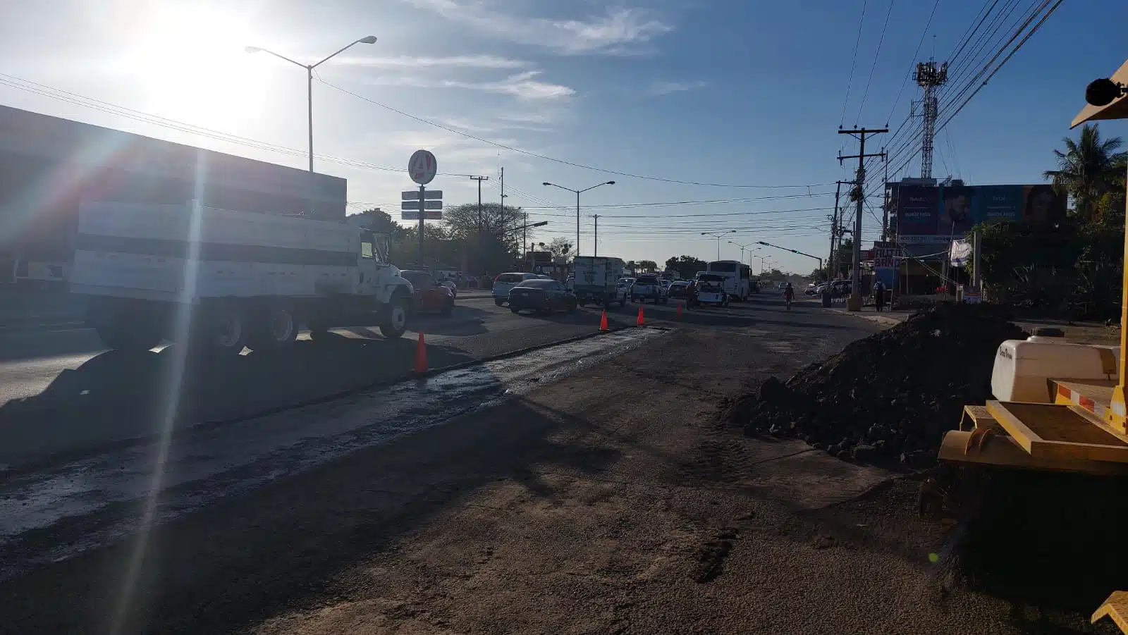 Carros por la avenida Juan Pablo segundo donde comenzaron obras donde será el desnivel sobre el Libramiento Luis Dolando Colosio en Mazatlán