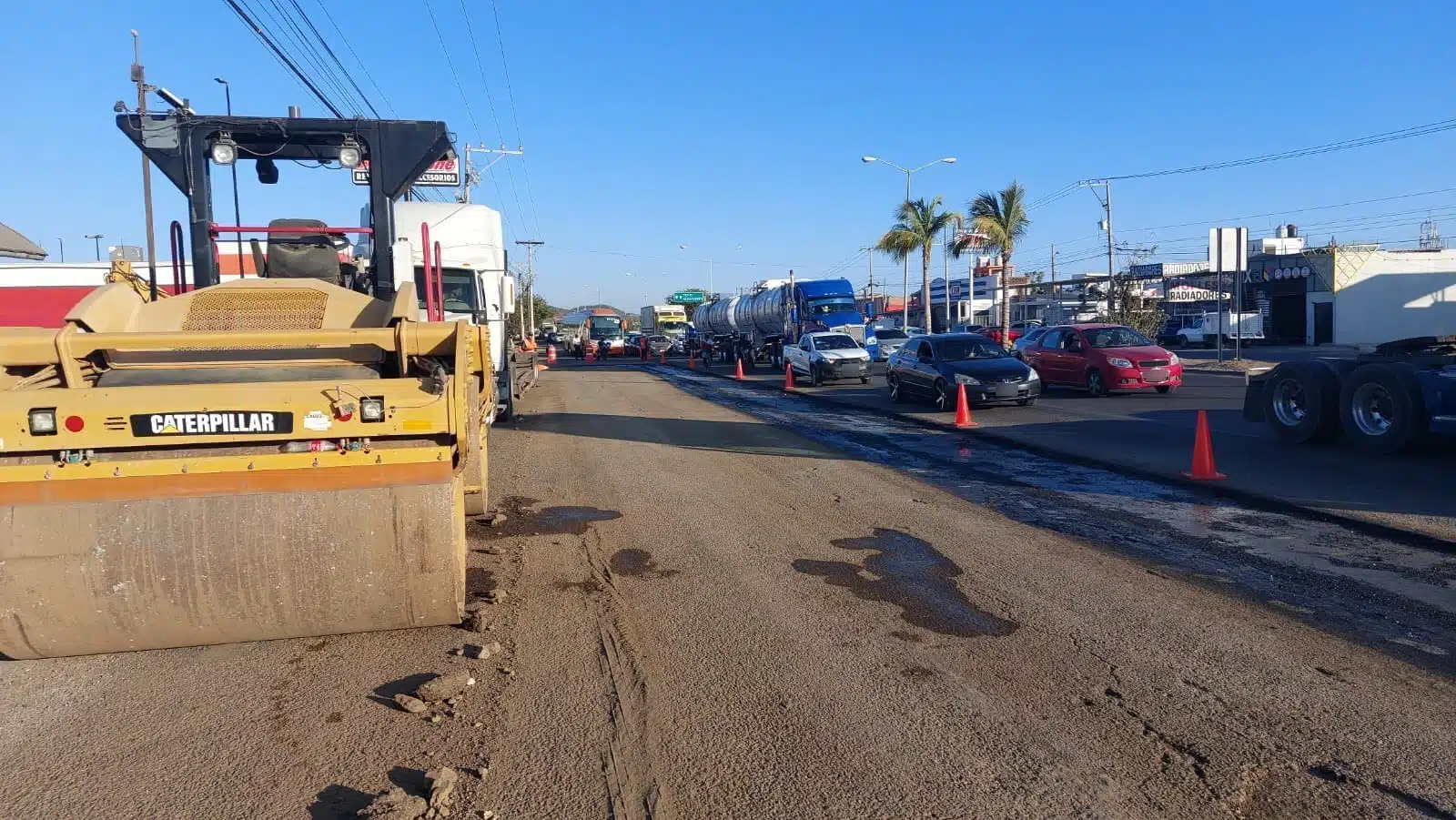 Carros por la avenida Juan Pablo segundo donde comenzaron obras donde será el desnivel sobre el Libramiento Luis Dolando Colosio en Mazatlán