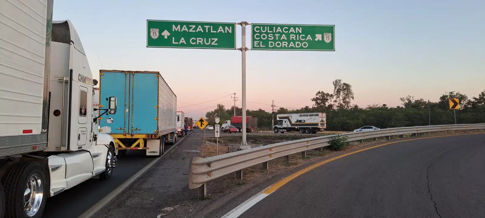 Manifestación en la caseta Costa Rica, Culiacán, por parte de los productores agrícolas