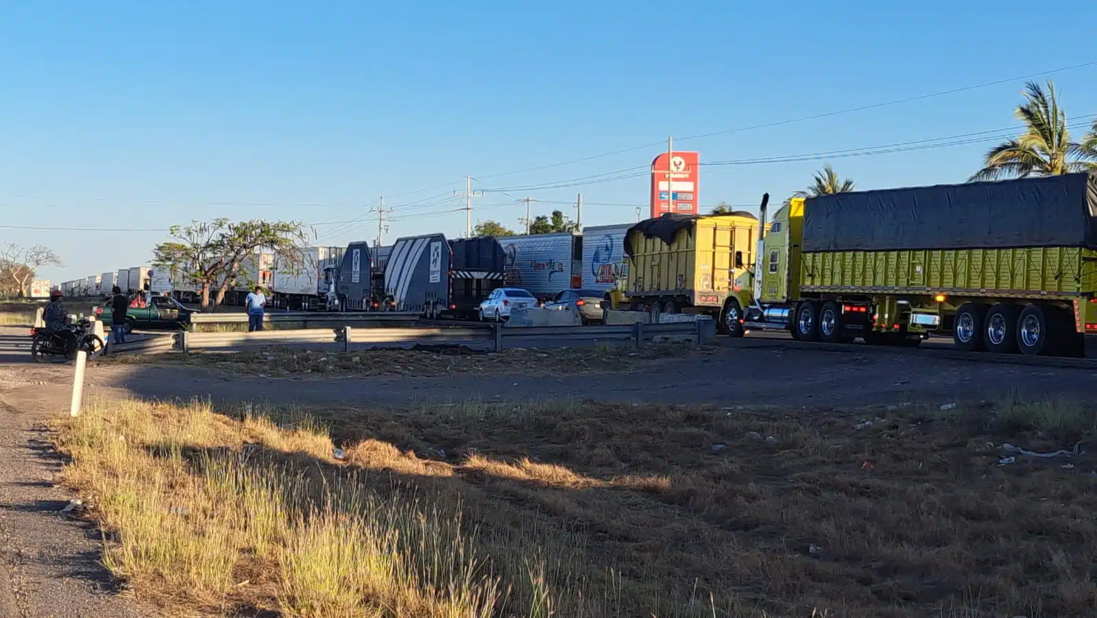 Manifestación en la caseta Costa Rica, Culiacán, por parte de los productores agrícolas