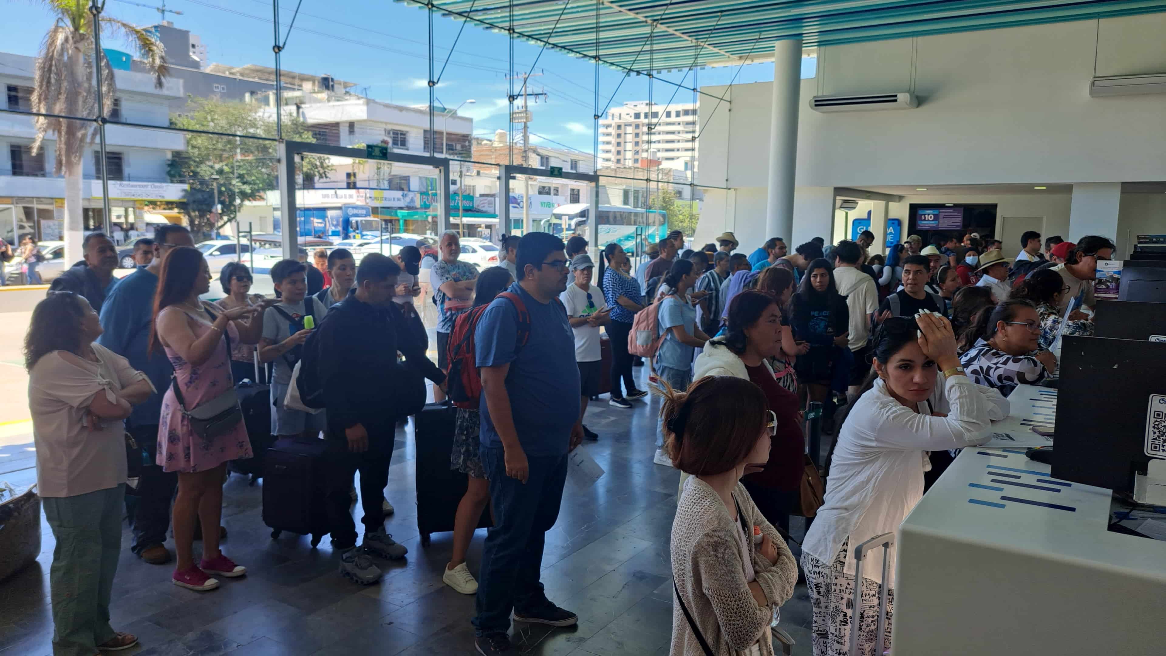 Personas en central de autobuses
