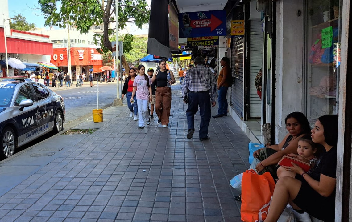 Personas caminando en el sector Centro de Culiacán