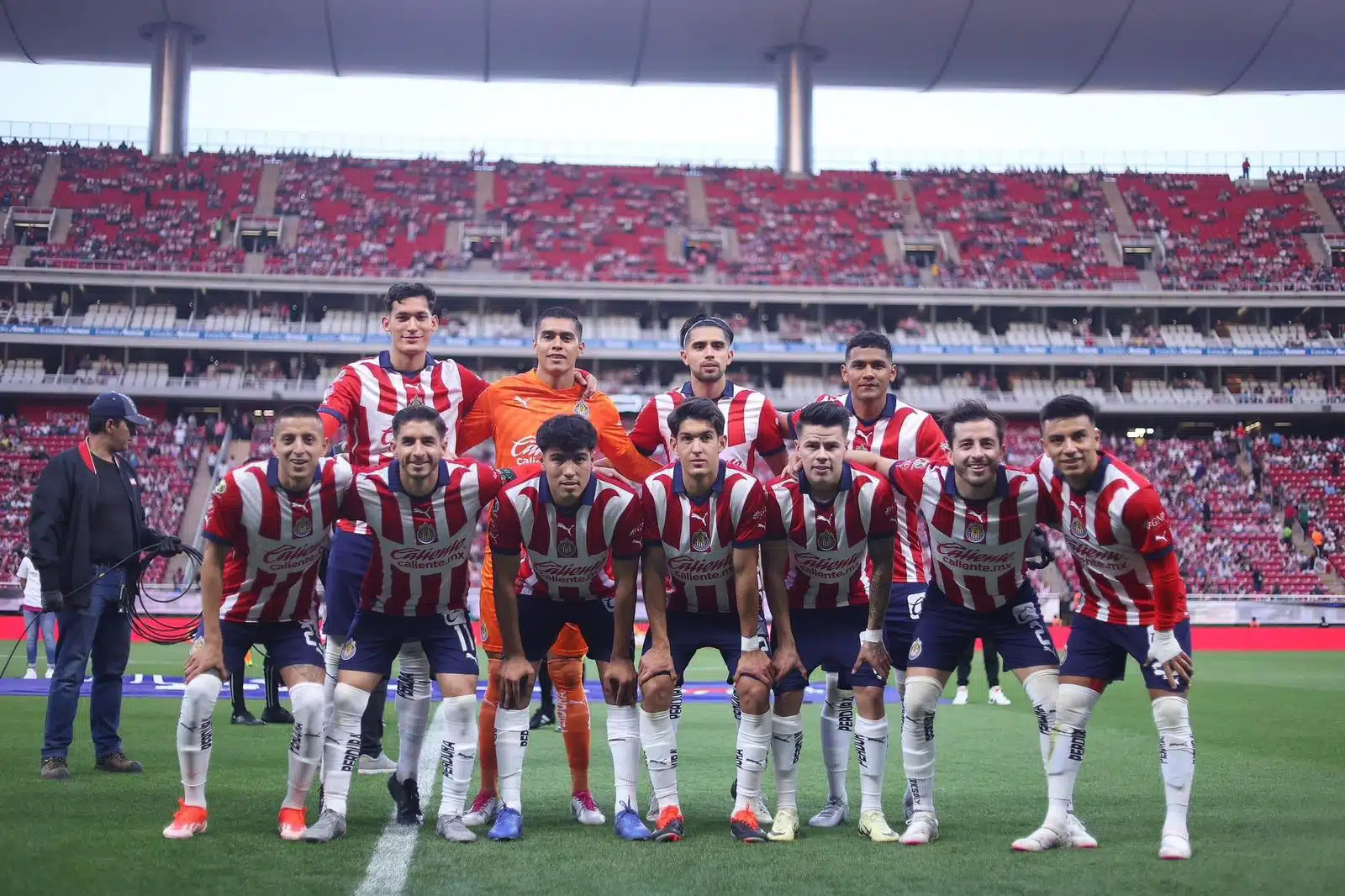 11 jugadores del club Chivas del Guadalajara de la Liga MX en el estadio Akron posando para una foto antes del partido vs Gallos Blancos del Querétaro