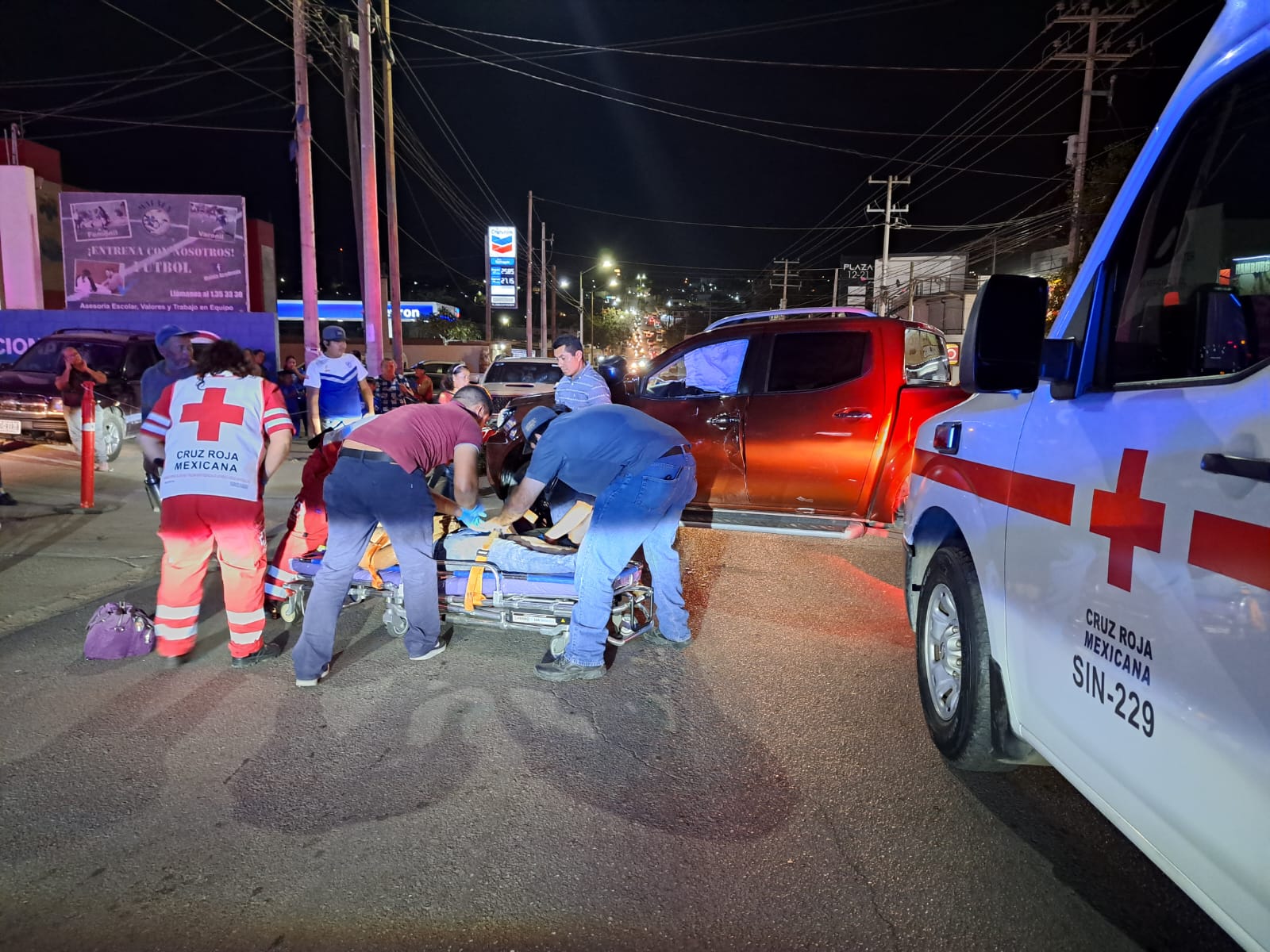 Paramédicos auxiliando al motociclista lesionado en accidente