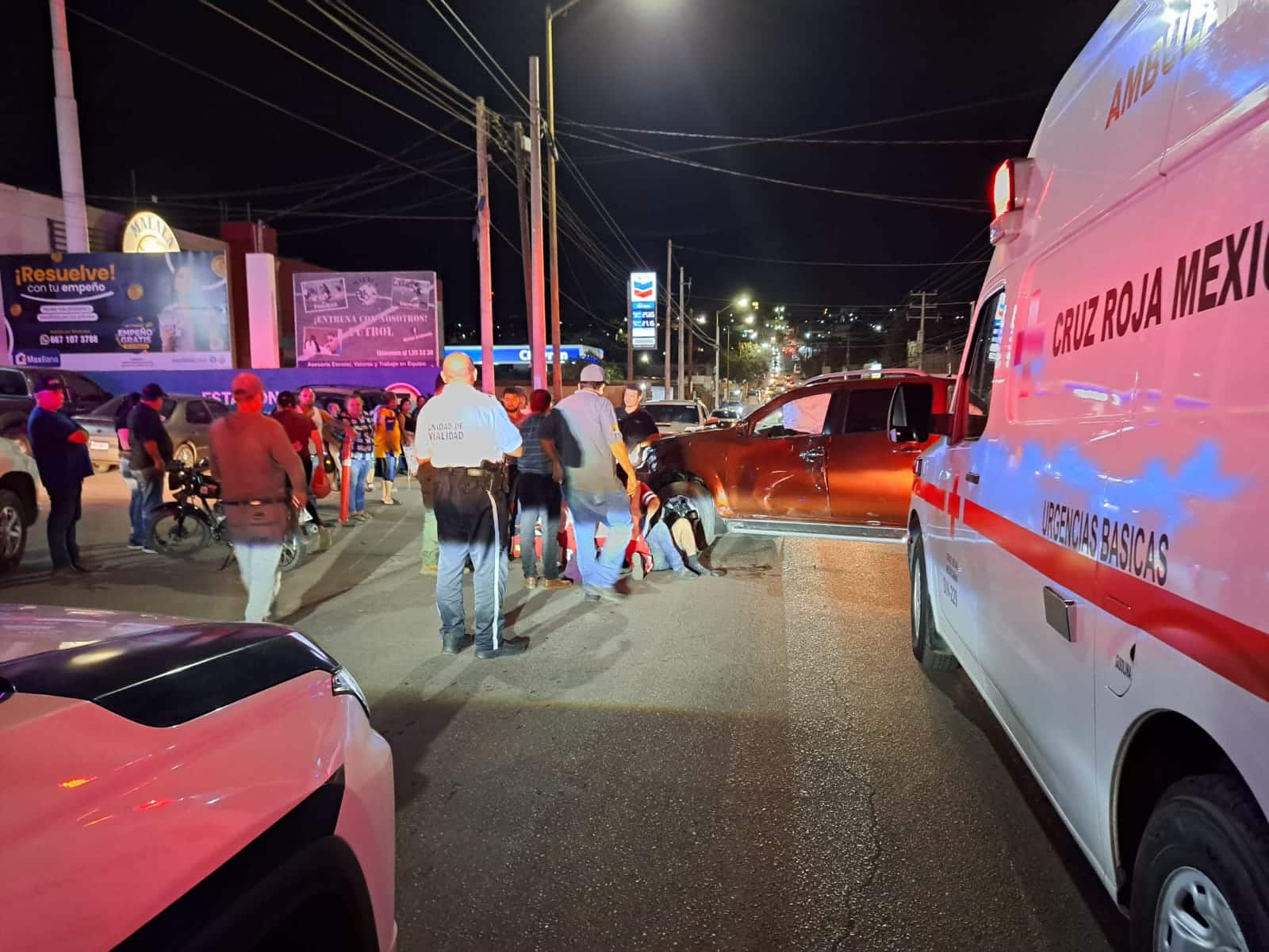 Paramédicos auxiliando al motociclista lesionado en accidente