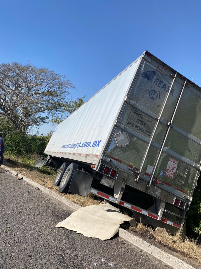 El accidente ocurrió sobre la maxipista Culiacán-Mazatlán en el poblado Laguna de Canachi, sindicatura de Baila.