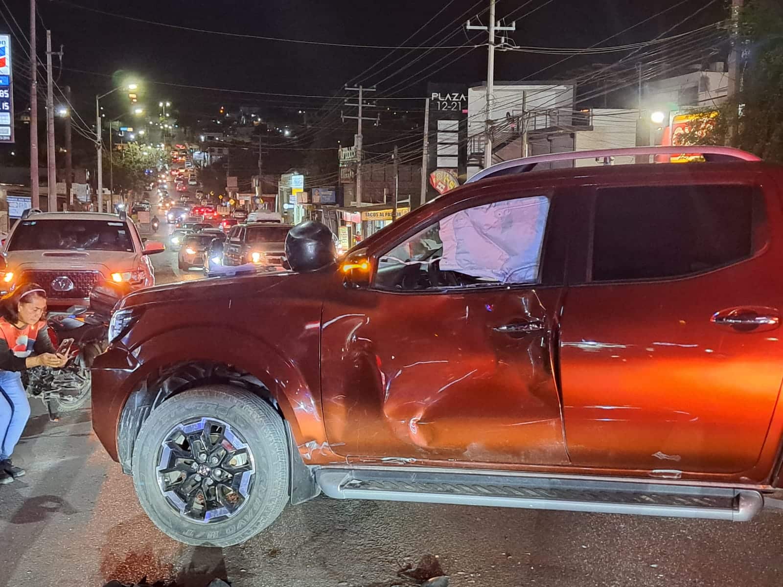 Camioneta con daños en el costado por el choque del motociclista