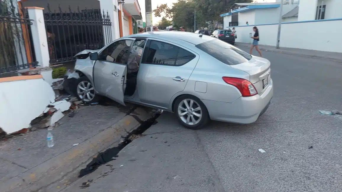 Vehículo impactado contra la barda de una vivienda. Una ambulancia arribó al lugar de los hechos