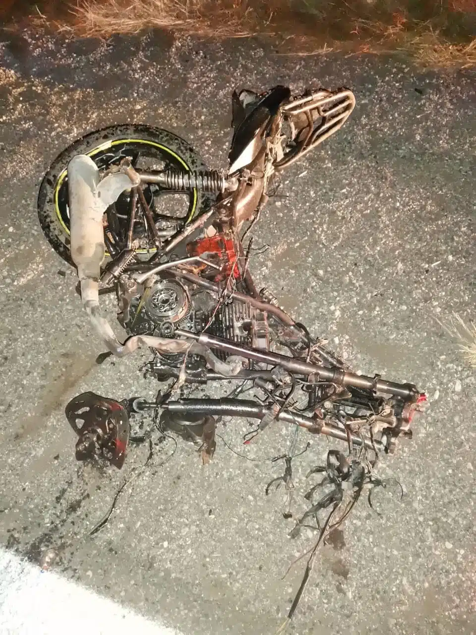 La motocicleta en la que viajaba la pareja quedó destroza.