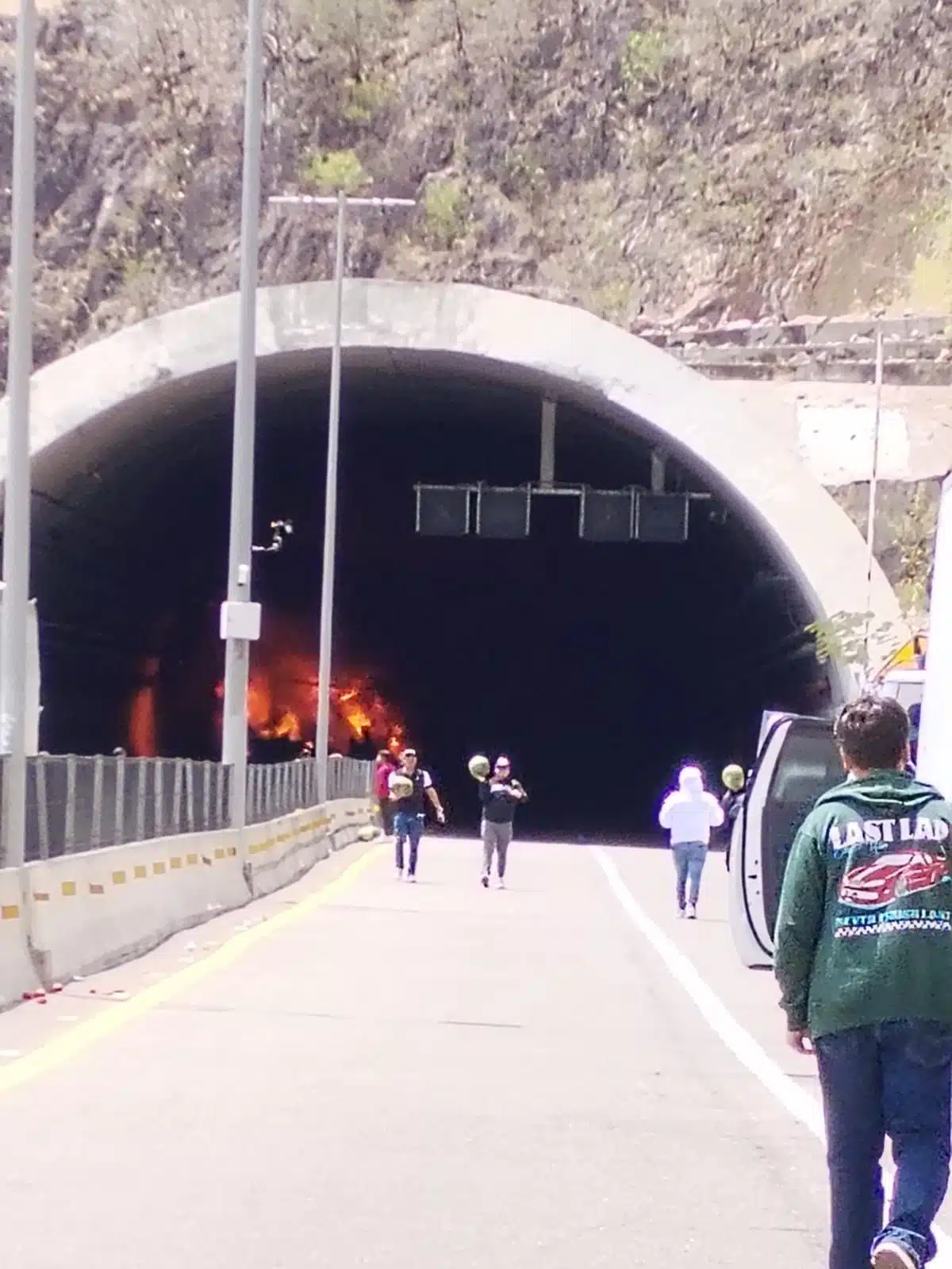 Choque de tráiler con dos pipas y un vehículo en un túnel suspende circulación por la Mazatlán-Durango