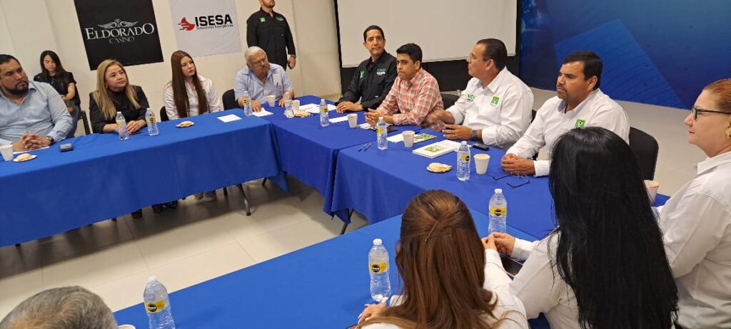 Jesús Valdez, en reunión con agremiados de la Cámara Nacional de Comercio (Canaco) en Guasave