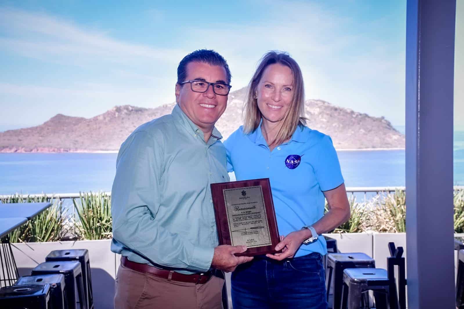Científica de la NASA junto a Édgar González Zataráin en el puerto de Mazatlán