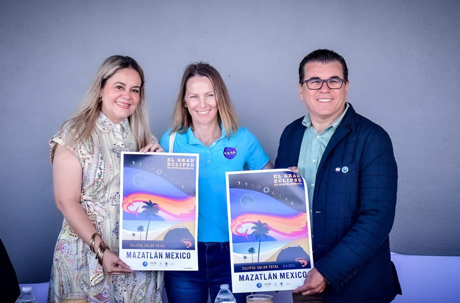Científica de la NASA junto a Édgar González Zataráin en el puerto de Mazatlán