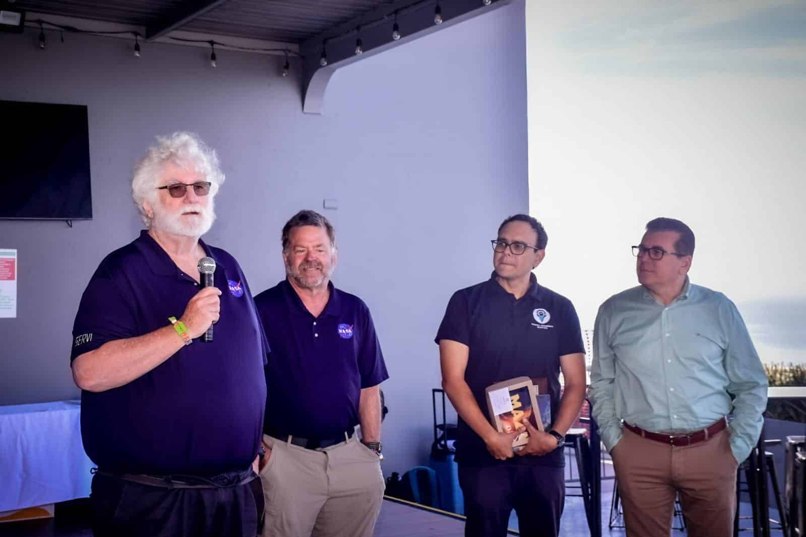 Científicos de la NASA junto a Édgar González Zataráin en el puerto de Mazatlán