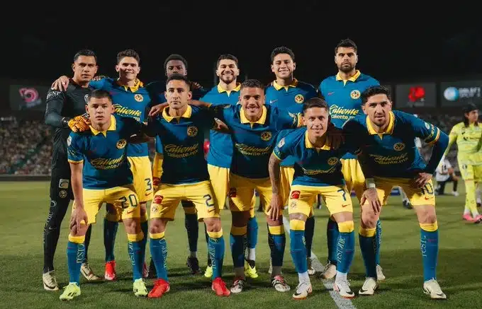 11 jugadores del club América posando para una foto
