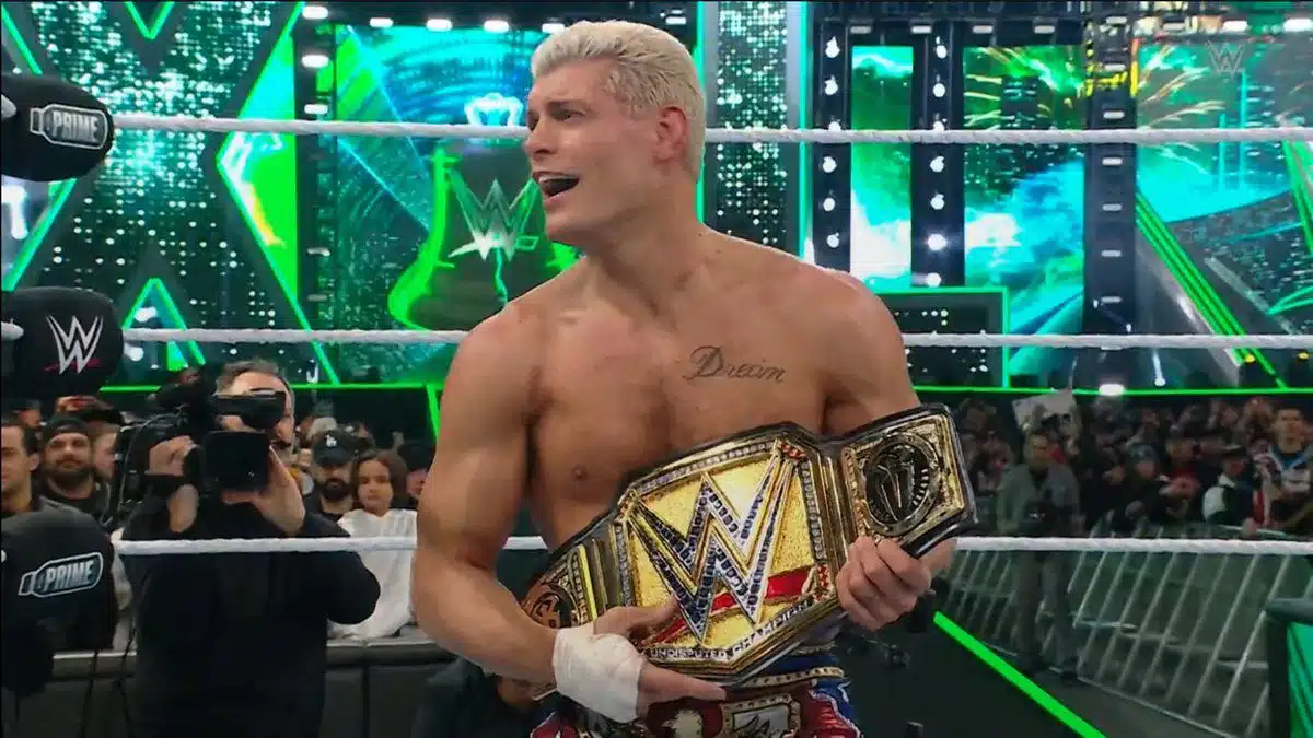 Cody Rhodes sosteniendo el cinturón del campeonato