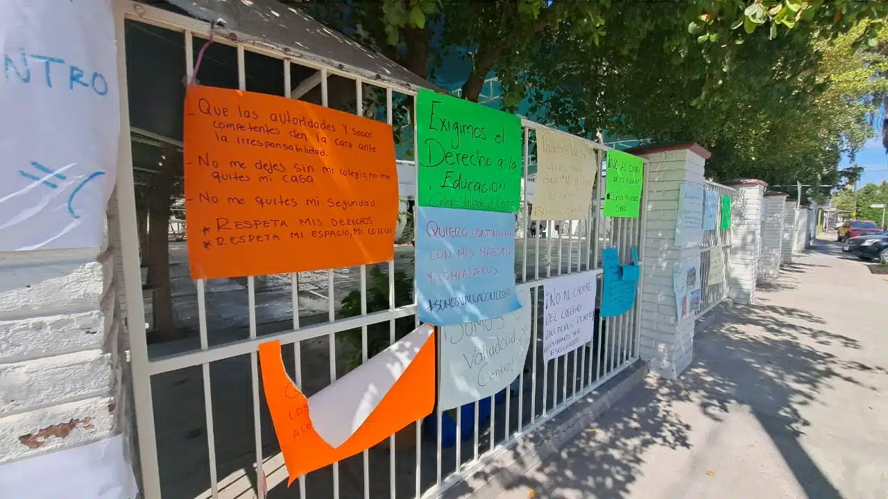 Cartulinas pegadas en el colegio Valladolid de Los Mochis