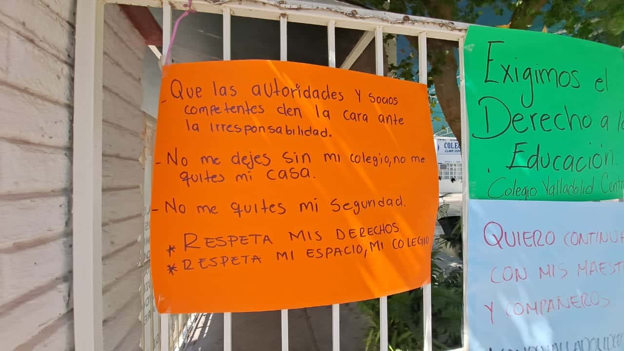 Cartulinas pegadas en el colegio Valladolid de Los Mochis