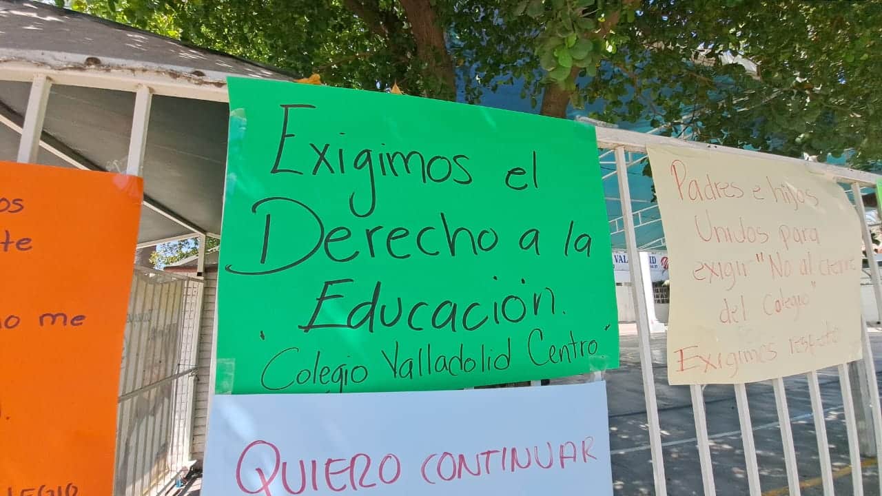 Cartulinas pegadas en el colegio Valladolid de Los Mochis