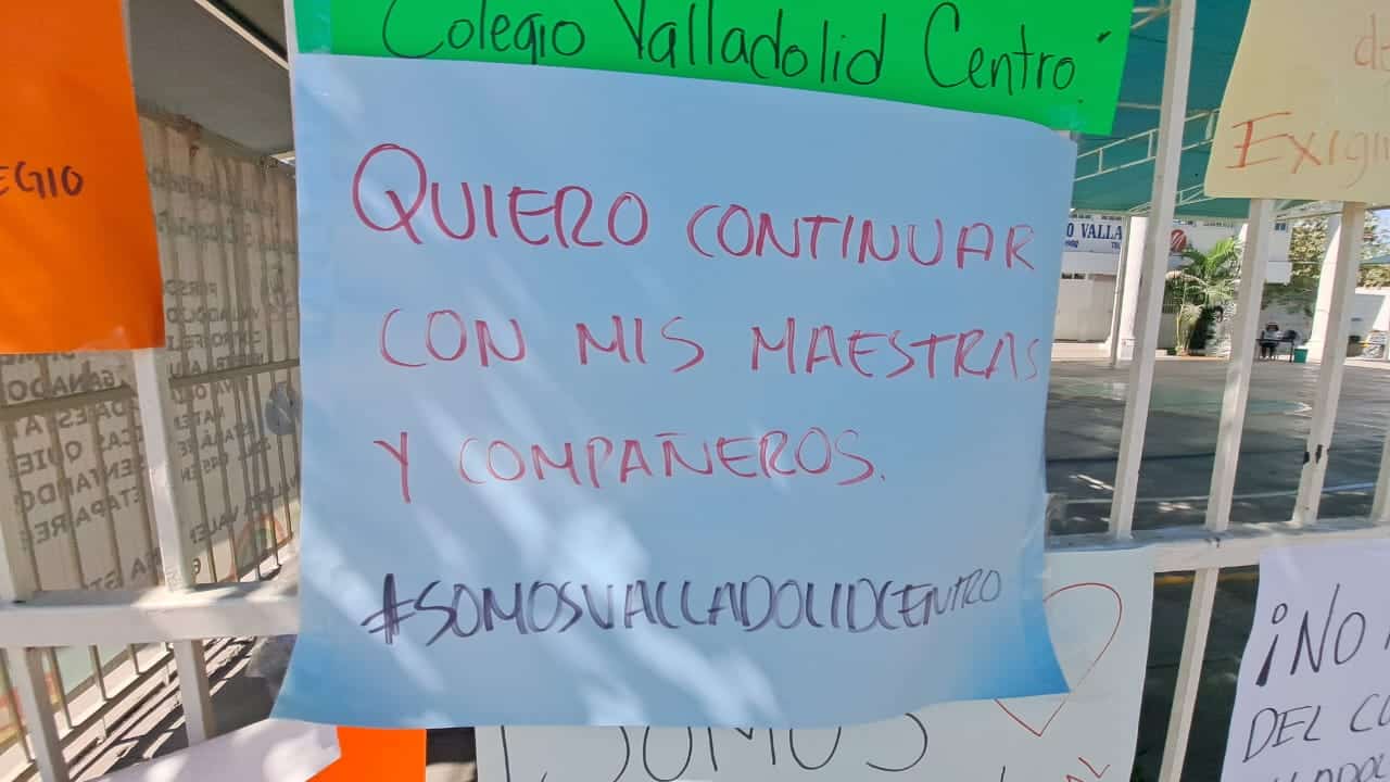 Cartulinas pegadas en el colegio Valladolid de Los Mochis
