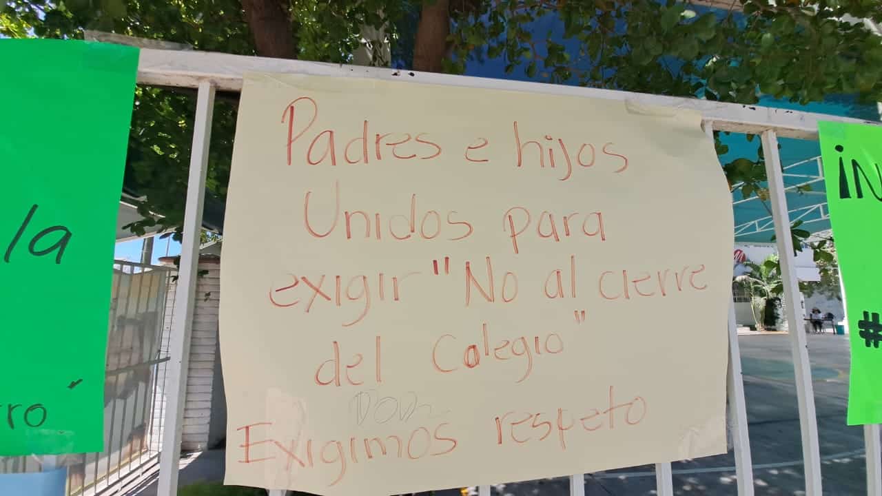 Cartulinas pegadas en el colegio Valladolid de Los Mochis