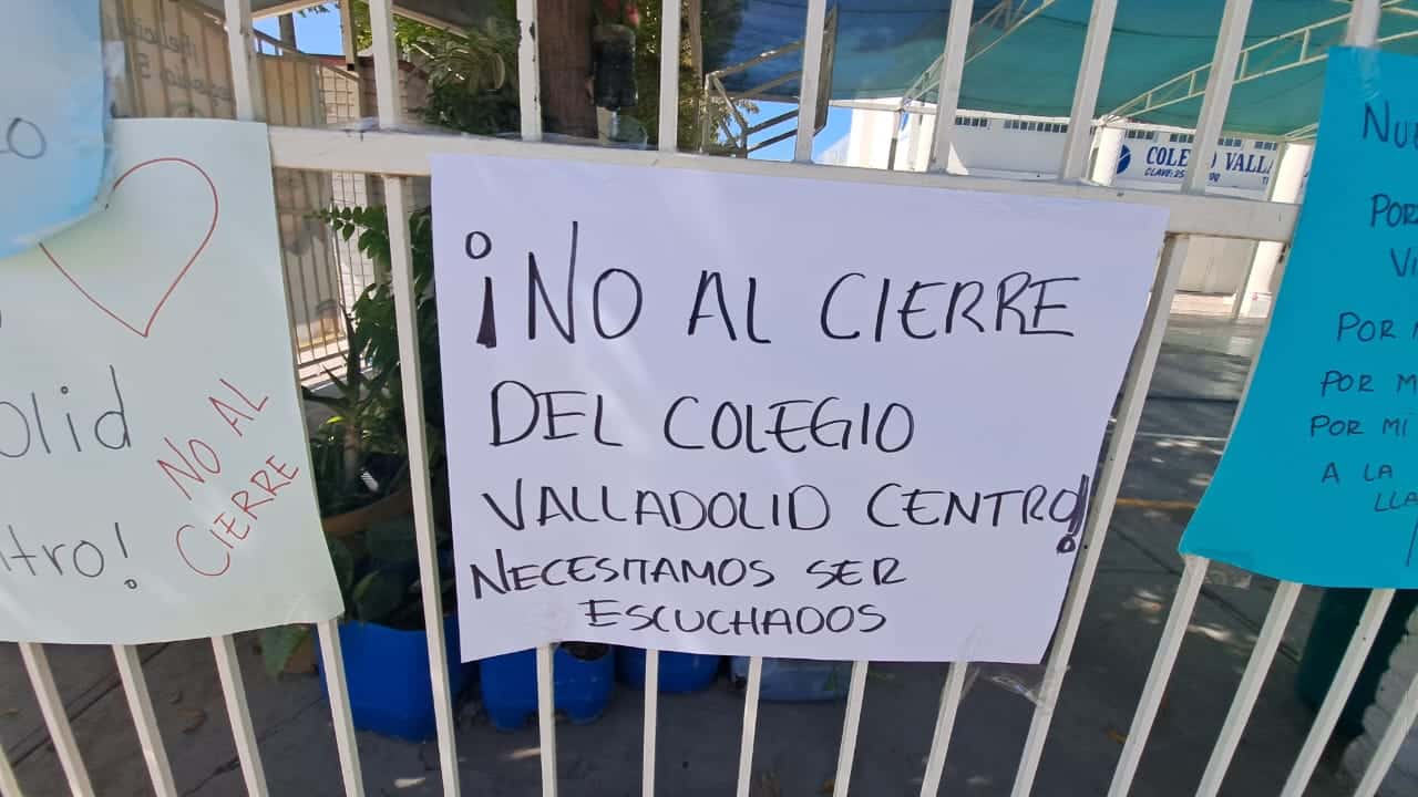 Cartulinas pegadas en el colegio Valladolid de Los Mochis