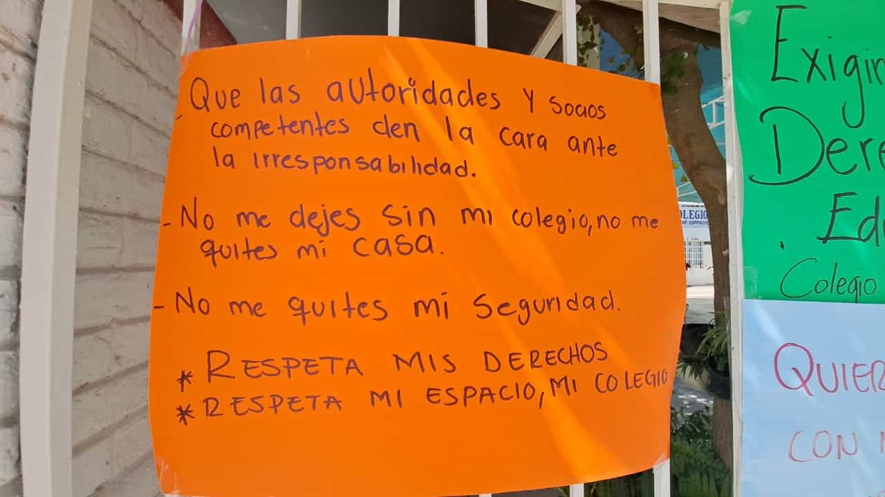 Cartulinas pegadas en el colegio Valladolid de Los Mochis